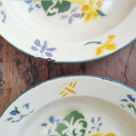 April Cornell vintage enamel metal bowls Set of 2 - Picture 4 of 7